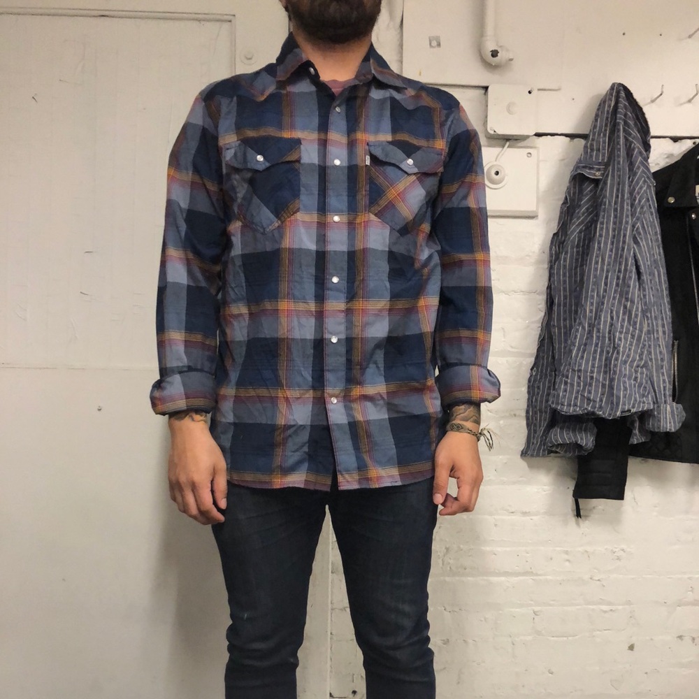 LEVI’S PLAID SHIRT MEDIUM